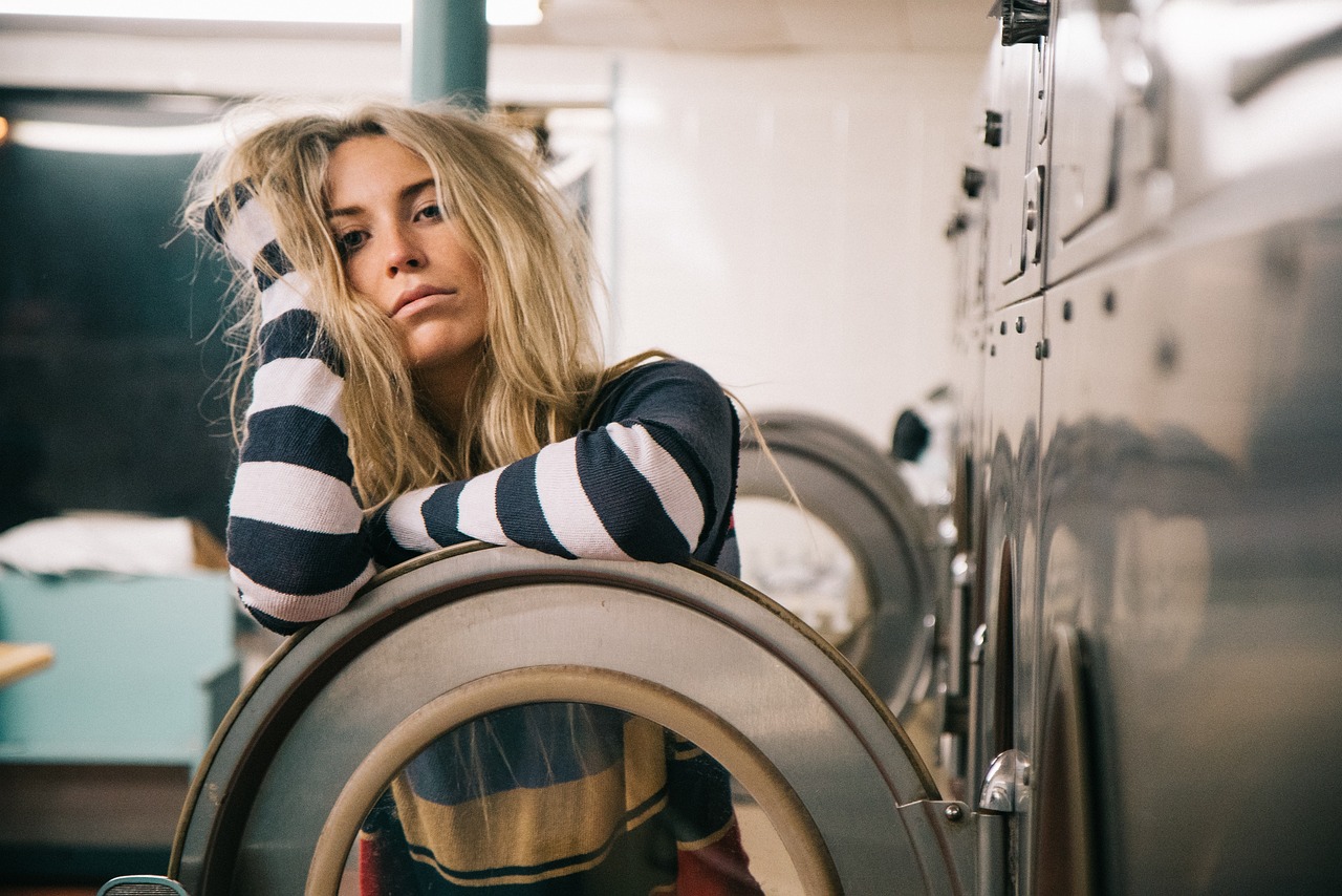 Najlepsze sposoby na pranie i prasowanie ubrań: Jak utrzymać swoją garderobę w dobrym stanie